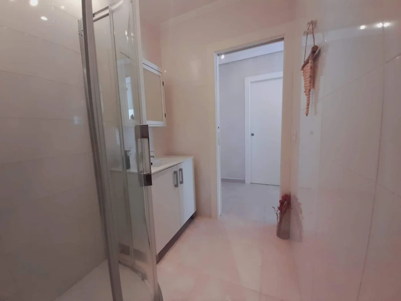 Lavabo con mueble blanco