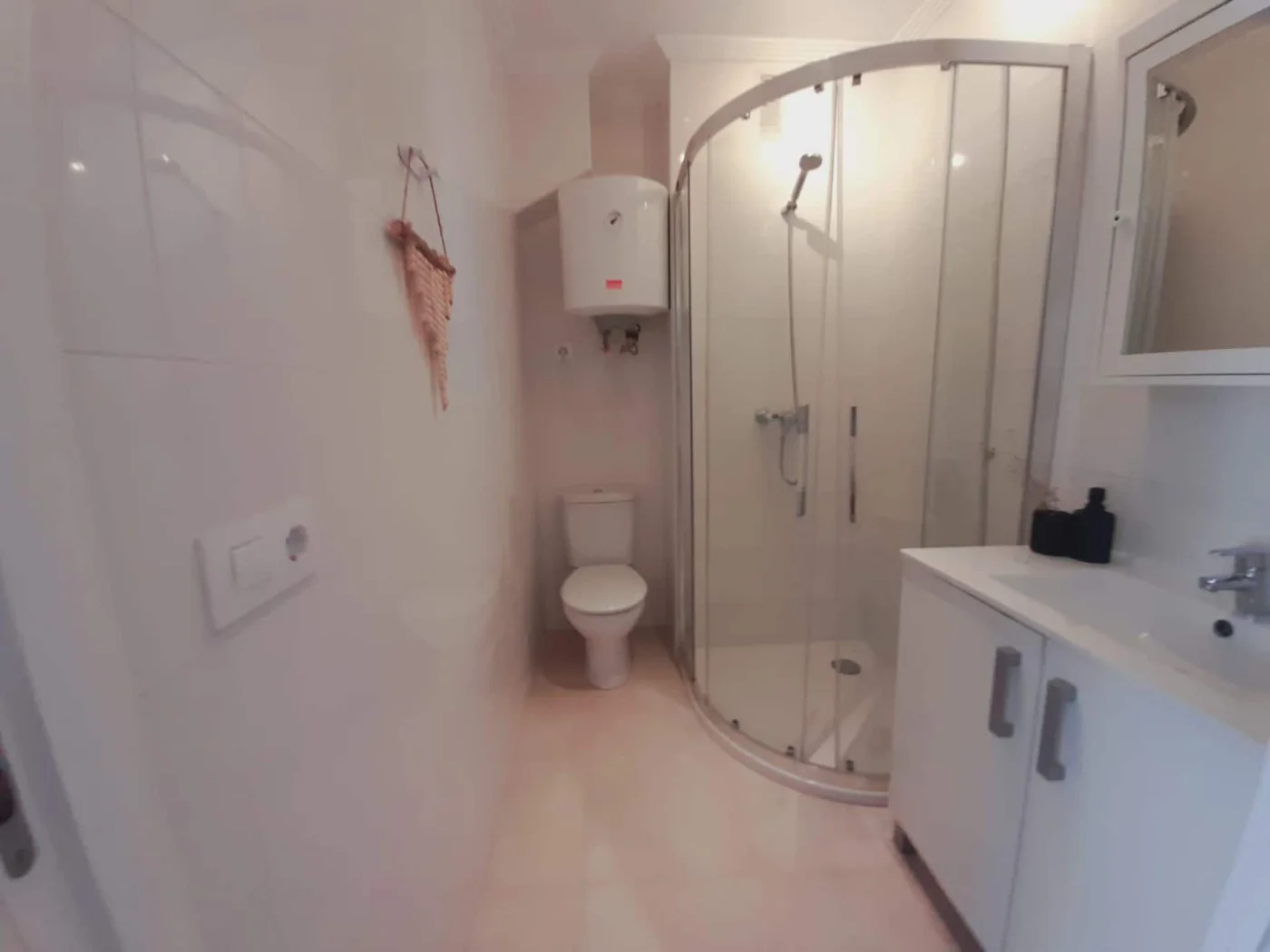 Baño con ducha de hidromasaje