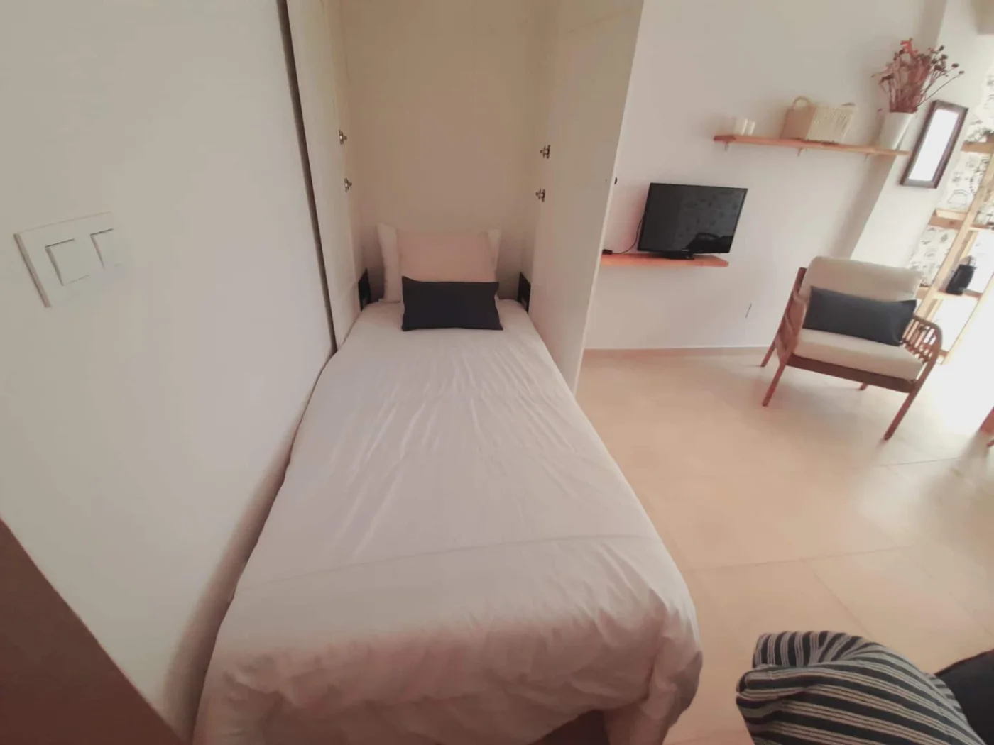 Cama individual junto al salón