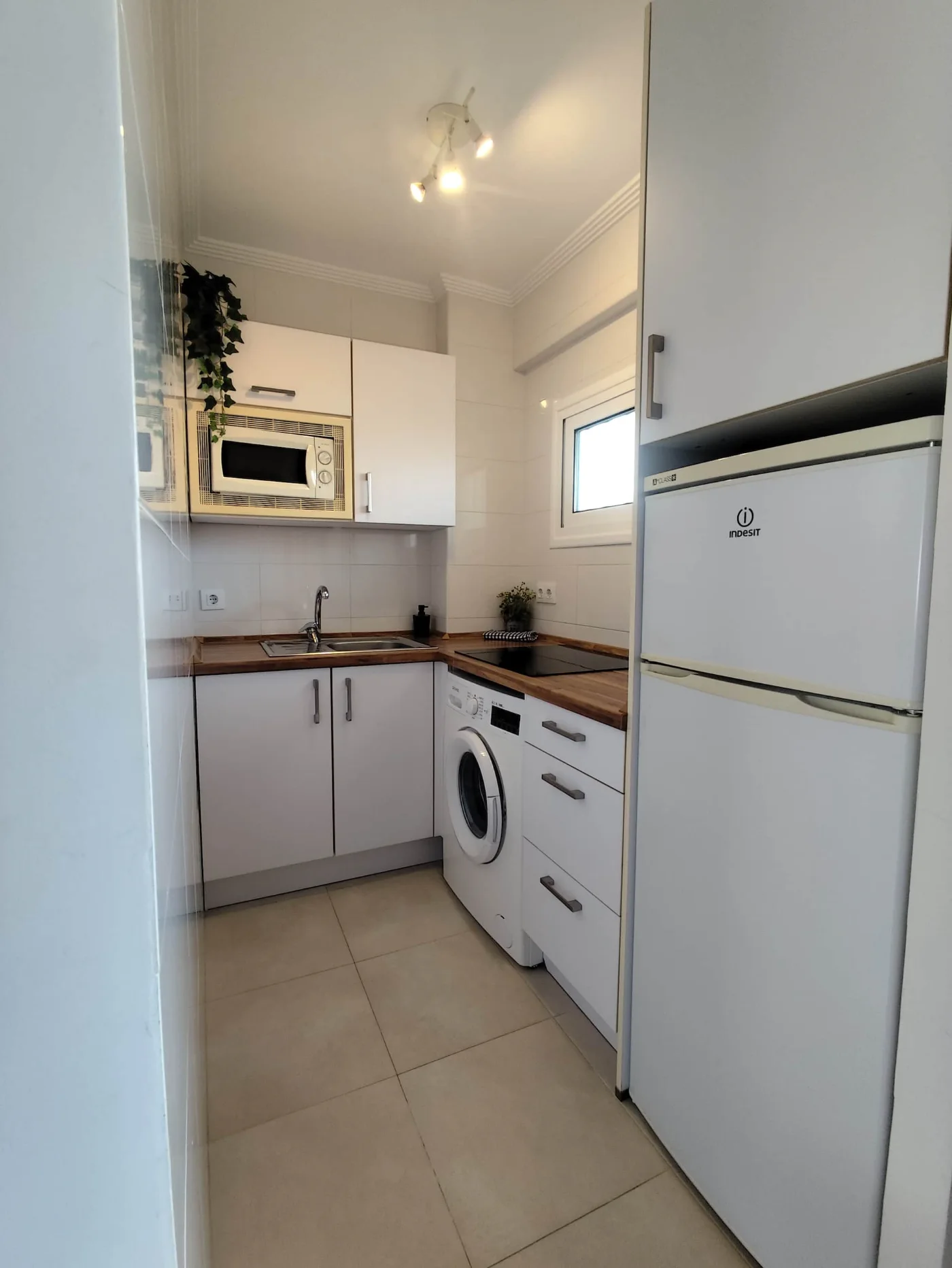 Cocina con nevera y microondas