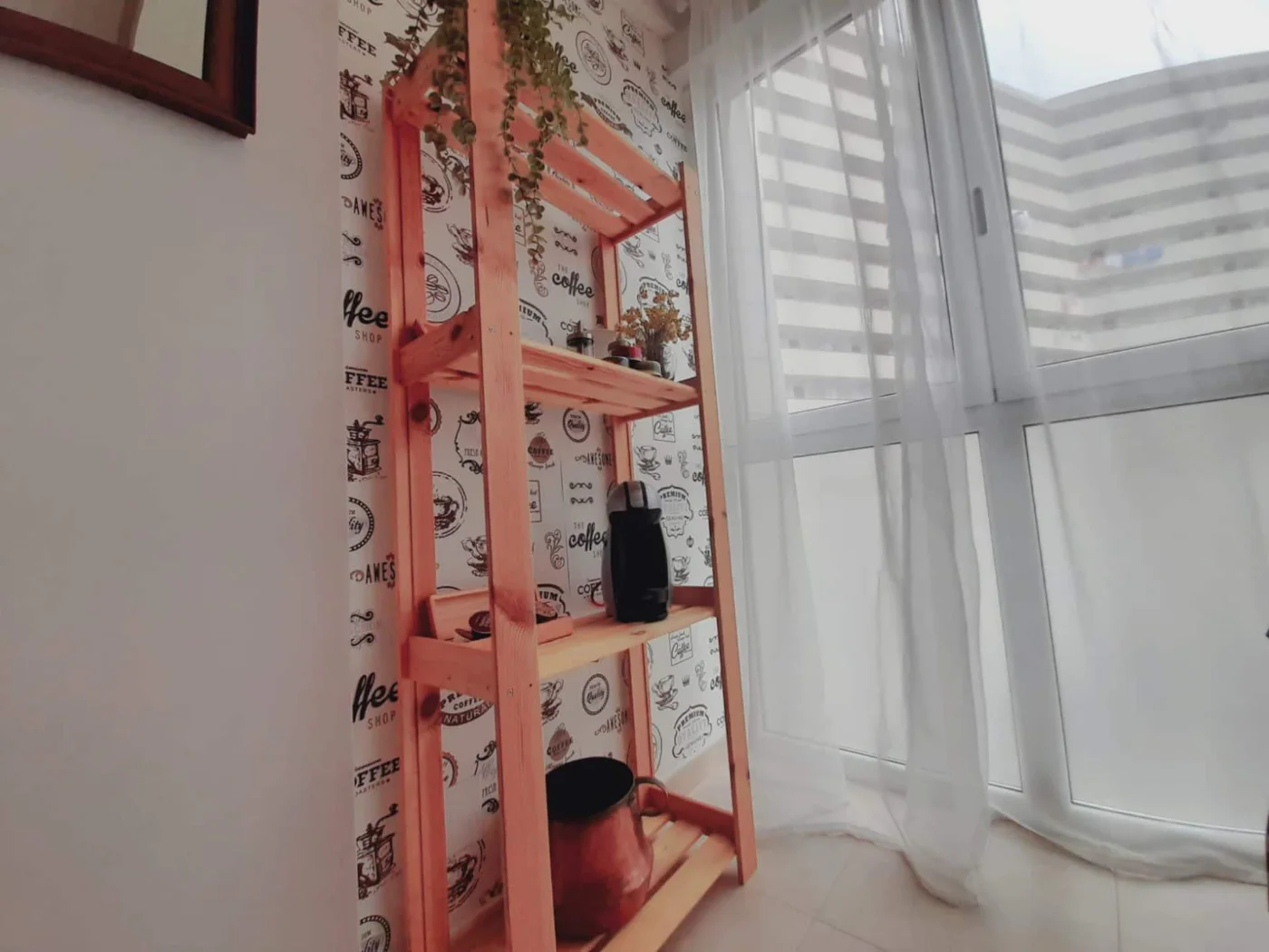 Rincón decorado con estantes