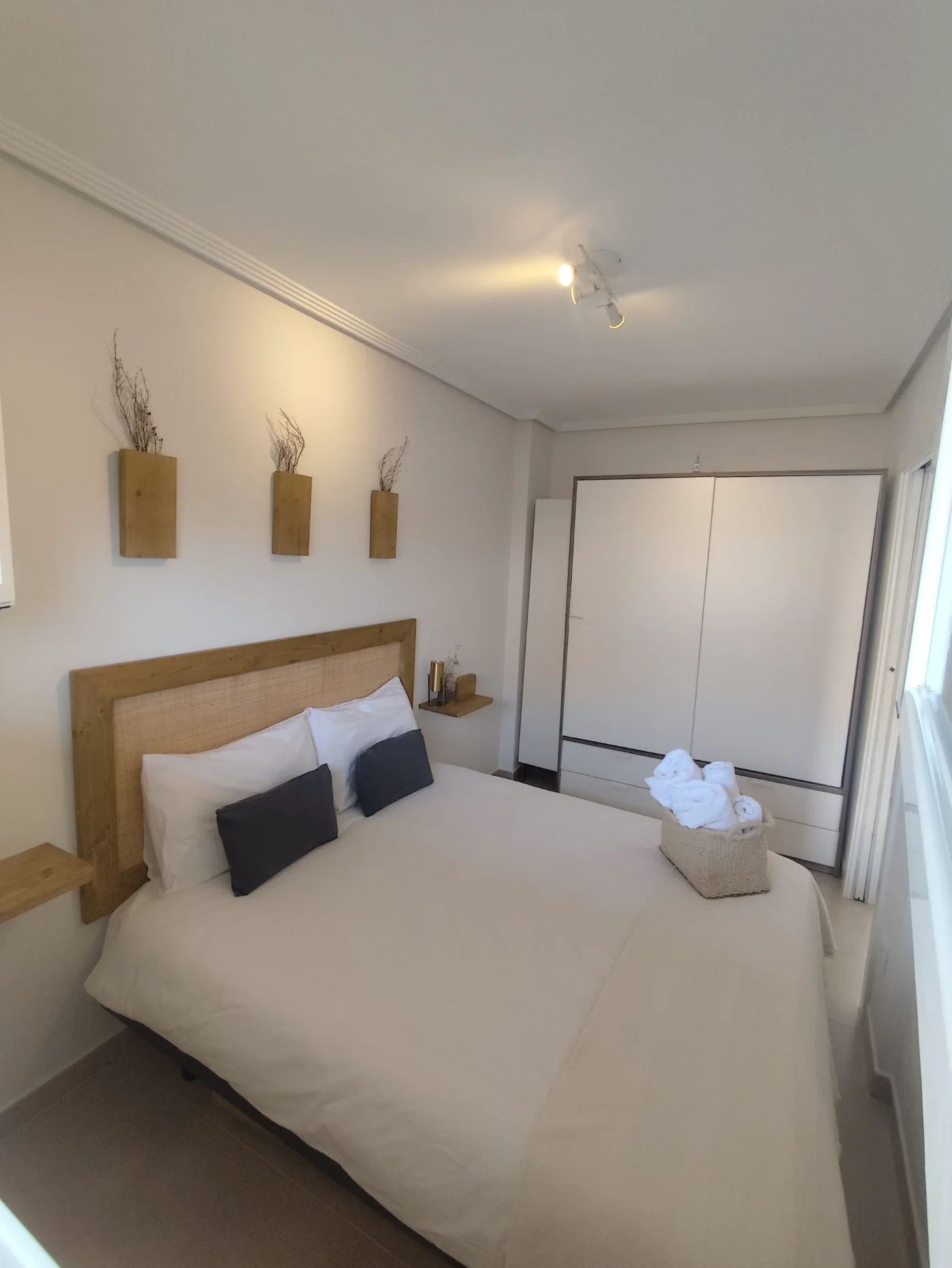 Dormitorio con armario empotrado