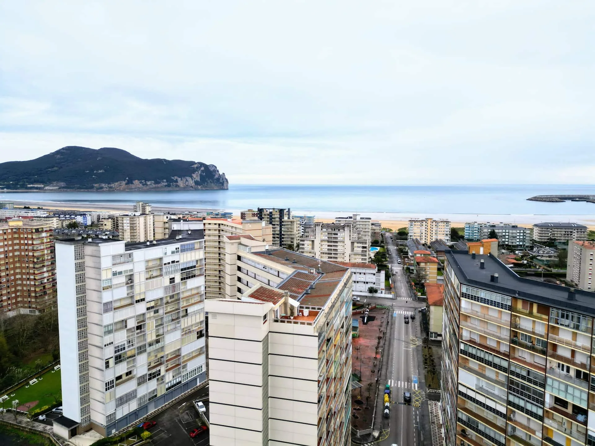La bahía de Laredo con la playa y el monte Buciero al fondo