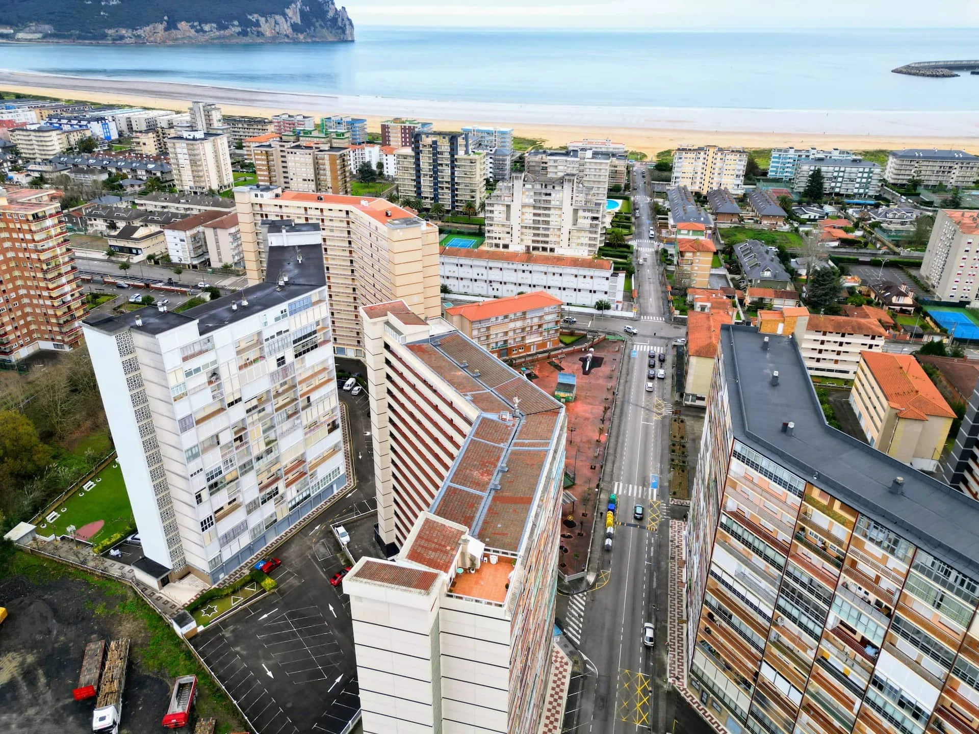 Vista aérea de Laredo con la playa de La Salvé y la bahía